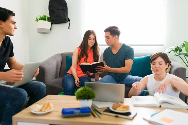 Étudiant Intelligent Montrant Livre Lecture Leurs Camarades Classe Universitaires Tout — Photo