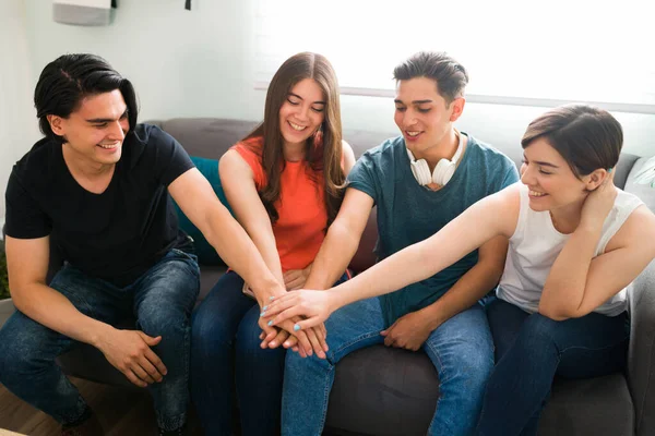 Seremos Amigos Para Sempre Amigos Faculdade Atraentes Colocando Mãos Juntas — Fotografia de Stock