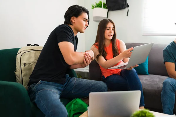 Två Smarta Högskolestudenter Pratar Universitetsklass Och Använder Sina Bärbara Datorer — Stockfoto