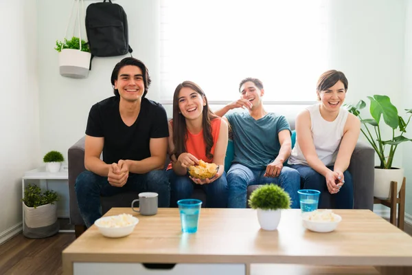 Amigos Divirtiéndose Juntos Felices Amigos Universidad Riendo Pasando Rato Casa —  Fotos de Stock