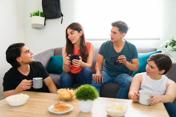 Grupo Amigos Universitários Desfrutando Uma Conversa Agradável Tranquila Enquanto Bebe — Fotografia de Stock