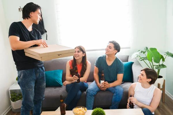 Party Food Fun Young Friends Hanging Out While Drinking Beer — Stock Photo, Image