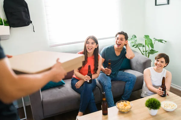 Sorpresa Traigo Pizza Amigo Universitario Sorprendiendo Sus Amigos Con Pizza — Foto de Stock