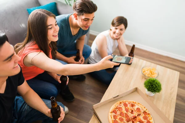 Белая Молодая Женщина Фотографирует Пиццу Пепперони Смартфон Тусуясь Своими Друзьями — стоковое фото
