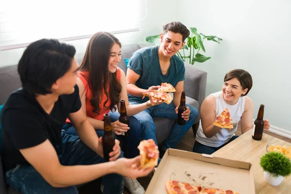 Amigos Universidad Bromeando Riendo Juntos Durante Una Pequeña Fiesta Casa — Foto de Stock