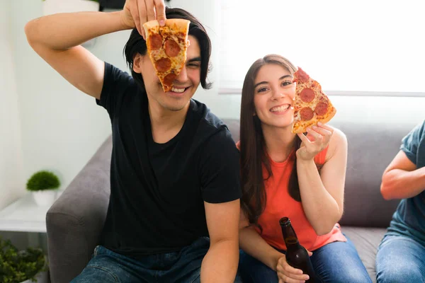 Любим Пиццу Портрет Двух Привлекательных Друзей Которые Едят Пиццу Пепперони — стоковое фото