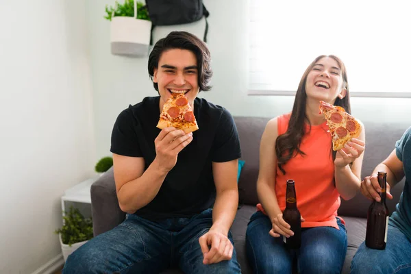 Симпатичный Латиноамериканец Откусывающий Кусок Пиццы Красивая Студентка Колледжа Смеется Шуткой — стоковое фото