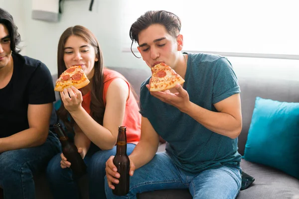 Привлекательный Латиноамериканец Друзья Откусывают Кусочек Вкусной Пиццы Пивом Наслаждаясь Весельем — стоковое фото