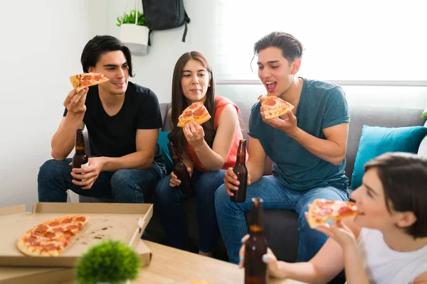 Diverso Grupo Amigos Divierten Mientras Pasan Rato Sala Estar Estudiantes — Foto de Stock