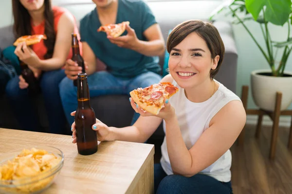 Bella Giovane Donna Caucasica Sorridente Mentre Contatto Visivo Tiene Una — Foto Stock