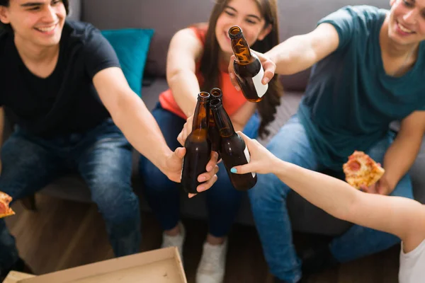 Enjoying Nice Cold Beer Friends Young Best Friends Making Toast — Stock Photo, Image