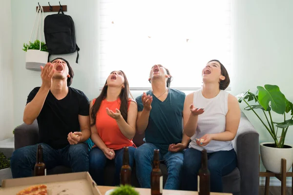Друзья Колледжа Шутят Подбрасывают Попкорн Воздух Поймать Ртом Молодые Люди — стоковое фото