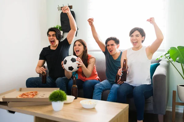 Estamos Ganando Alegre Amigos Universitarios Viendo Juego Deportes Televisión Mientras —  Fotos de Stock