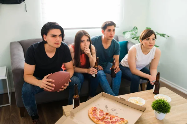 Attraktiva Par Vänner Som Känner Sig Spända När Tittar Fotbollsmatch — Stockfoto