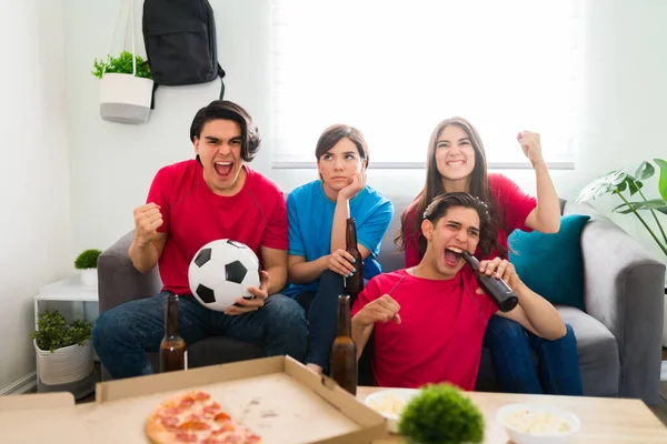 Alegre Amigos Universitarios Con Camisetas Fútbol Enraizamiento Equipo Favorito Mientras — Foto de Stock