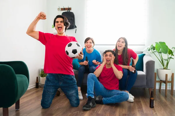 スコア サッカーの熱狂的なファンは スポーツジャージを着て 自宅で自分の好きなチームの勝利を祝う — ストック写真