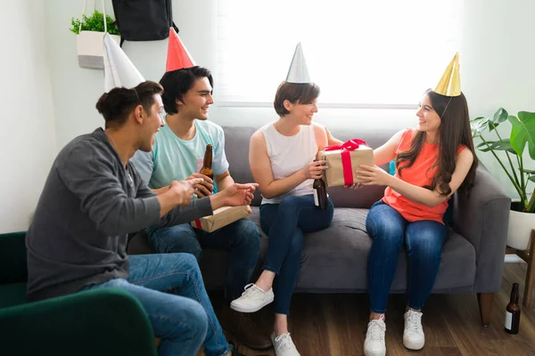 Verrassingsfeestje Voor Het Jarige Meisje Groep Van College Vrienden Het — Stockfoto