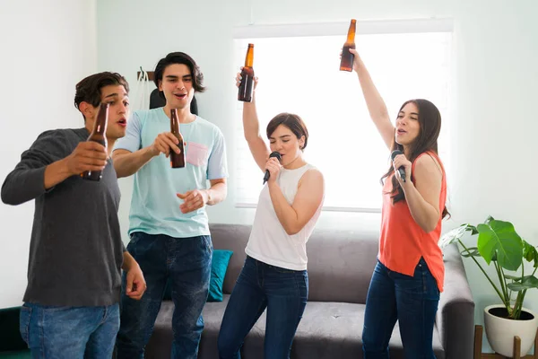 Najlepsi Przyjaciele Cieszący Się Piosenką Karaoke Zimnym Piwem Podczas Spędzania — Zdjęcie stockowe