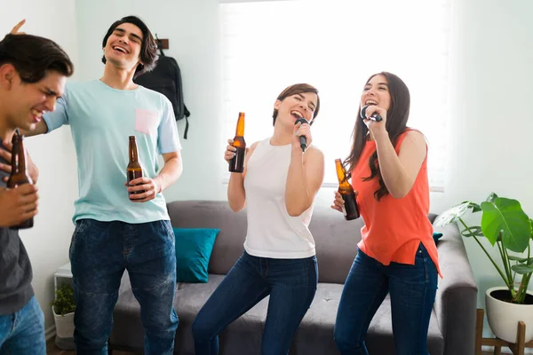 Веселитесь Вместе Друзья Колледжа Пьют Пиво Дома Поют Караоке — стоковое фото