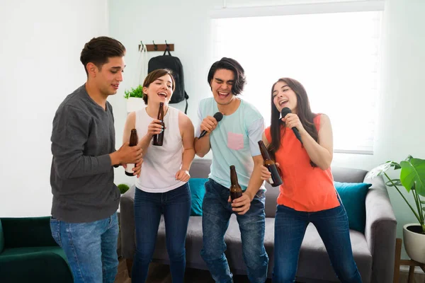 Esta Canción Favorita Grupo Amigos Sintiéndose Festivos Felices Mientras Cantan — Foto de Stock