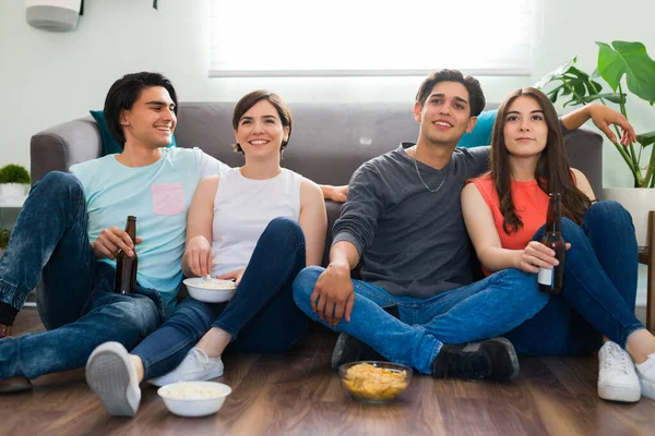 Está Hora Filme Casais Atraentes Encontro Duplo Assistindo Filme Comédia — Fotografia de Stock