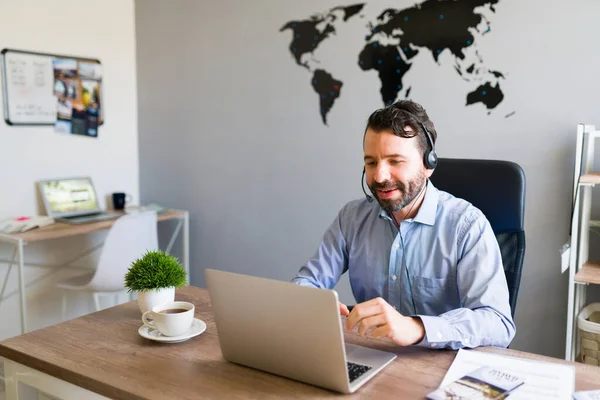 Travailler Comme Représentant Des Ventes Agent Voyage Hispanique Attrayant Portant — Photo