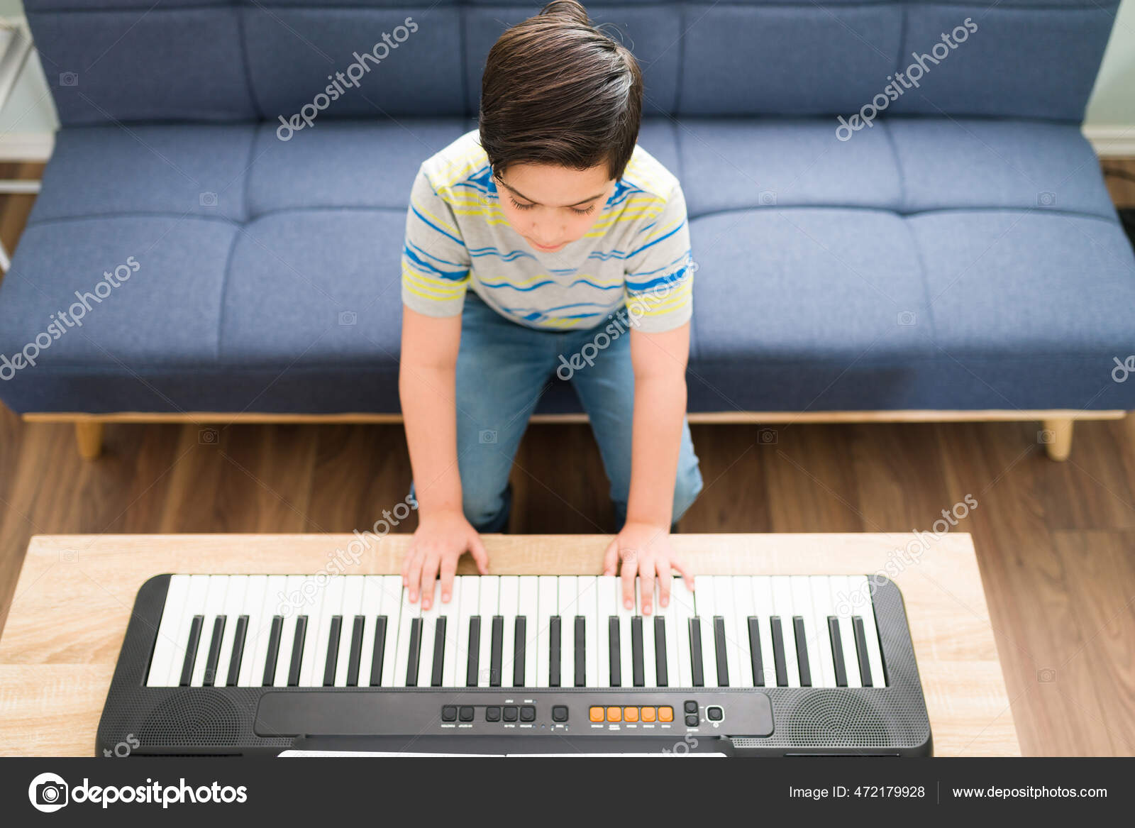 A Criança Aprende A Tocar Piano Com Um Smartphone, Aula De Música