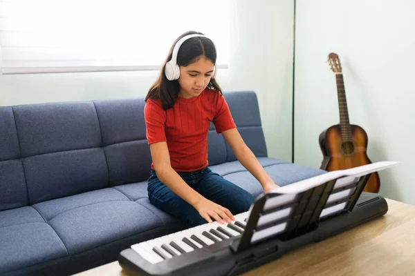 Девочка Подросток Играет Клавиатуре Своей Гостиной Слушая Песню Наушниках Латиноамериканка — стоковое фото
