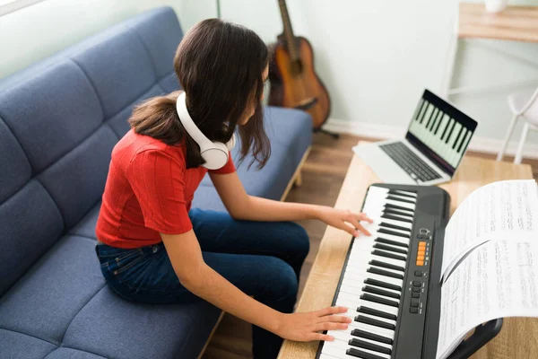 Художественная Девочка Подросток Смотрит Музыкальное Видео Своем Ноутбуке Учится Играть — стоковое фото