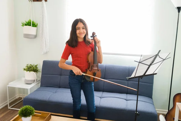 Happy Preteen Girl Practicing Her Violin Lessons Piece Sheet Music — Stock Photo, Image