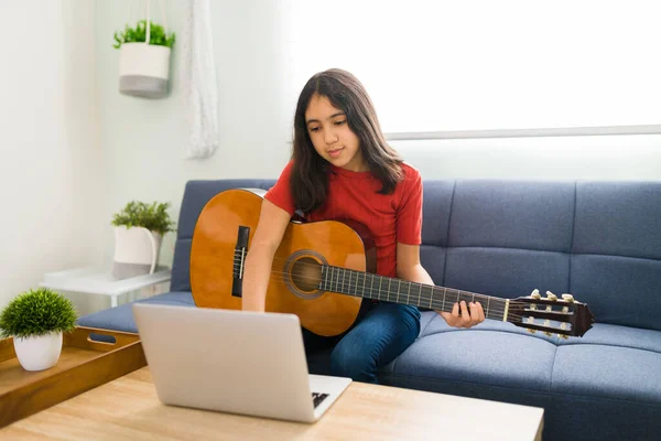 Девочка Латиноамериканка Готовится Начать Занятия Онлайн Музыкой Дома Ребенок Учится — стоковое фото
