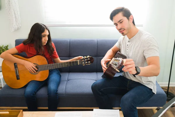 Professeur Musique Attrayant Enseignant Une Étudiante Comment Accorder Guitare Jeune — Photo