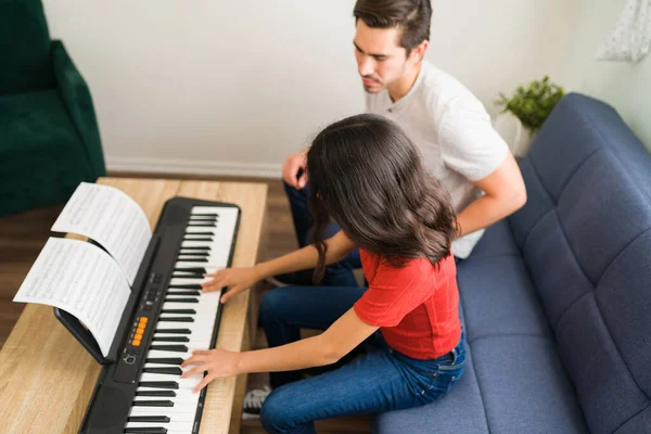 Sors Bien Jeune Fille Hispanique Jouant Une Belle Nouvelle Chanson — Photo