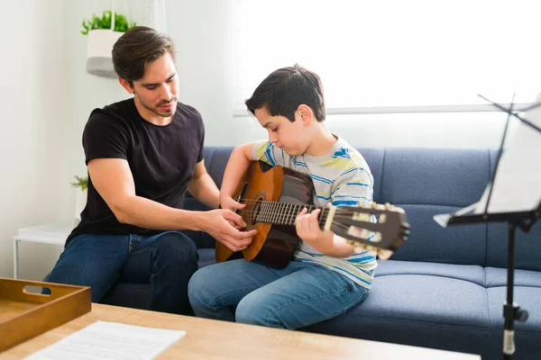 Comment Jouer Guitare Mignon Caucasien Garçon Apprendre Jouer Instrument Acoustique — Photo