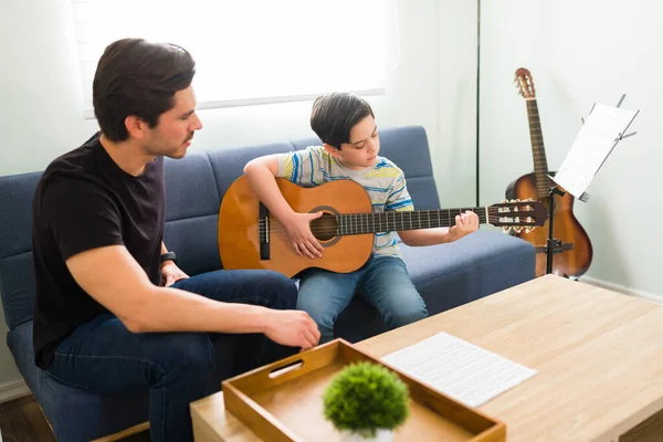 Progresse Dans Mes Cours Guitare Enfant Artistique Apprenant Jouer Nouvel — Photo