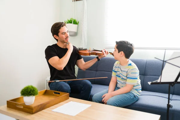 Mignon Garçon Élémentaire Commençant Une Nouvelle Leçon Musique Maison Beau — Photo