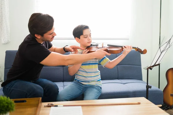 Creative Boy Veut Apprendre Jouer Violon Jeune Professeur Musique Enseignant — Photo