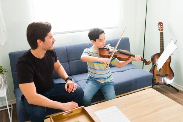 Garçon Talentueux Montrant Professeur Masculin Ses Compétences Musicales Tout Jouant — Photo