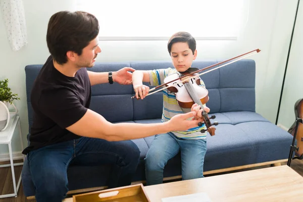 Encantador Niño Aprendiendo Tocar Violín Con Profesor Música Artística Joven — Foto de Stock