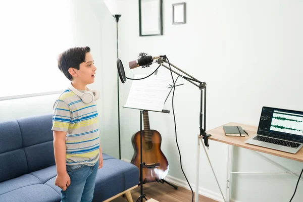 Artistique Caucasien Garçon Sentir Inspiré Tout Enregistrant Chanson Préférée Avec — Photo