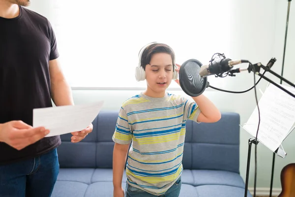 Mémoriser Les Paroles Chanson Talentueux Jeune Garçon Apprenant Une Nouvelle — Photo