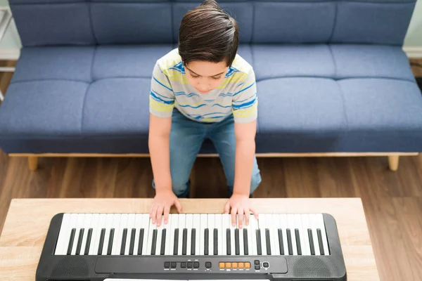 Vista Superior Joven Lindo Niño Tocando Música Teclado Mientras Está —  Fotos de Stock