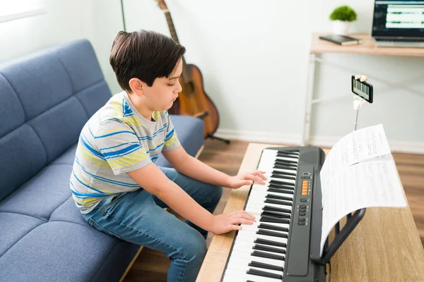 オンラインビデオ通話中に彼の音楽教師と話をし 自宅でピアノを演奏することを学ぶ芸術的な白人の少年 — ストック写真