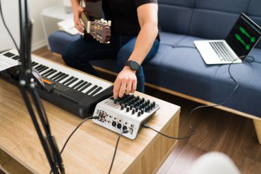 Genç bir müzisyenin şarkısını ses mikseriyle karıştırıp akustik bir gitar ve evde bir piyanoyla yeni bir müzik kaydetmesini.