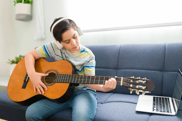 Garçon Talentueux Écouter Une Chanson Avec Écouteurs Tout Jouant Guitare — Photo