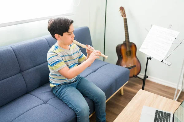 Développer Mes Compétences Musicales Blanc Élémentaire Garçon Jouer Chanson Préférée — Photo