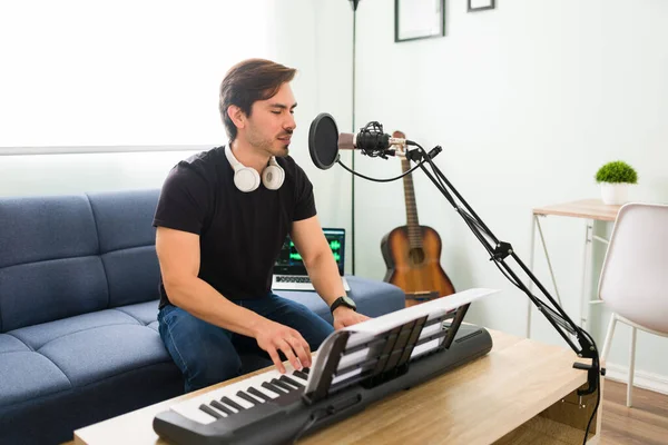 Cantando Nueva Canción Guapo Joven Músico Compositor Grabando Una Canción —  Fotos de Stock