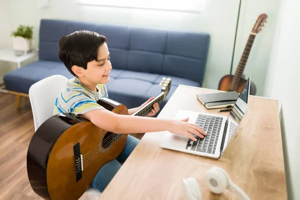 Joyeux Petit Enfant Souriant Tout Parlant Avec Son Professeur Musique — Photo