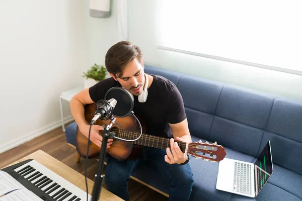 Grabando Nueva Canción Casa Joven Talentoso Guapo Tocando Guitarra Acústica —  Fotos de Stock