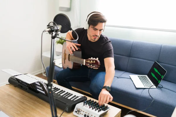 Atractivo Músico Masculino Usando Mezclador Sonido Para Grabar Una Canción —  Fotos de Stock